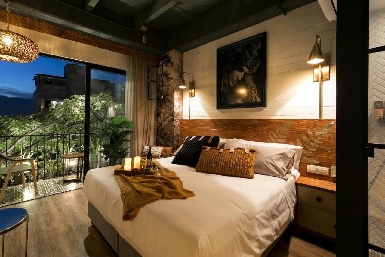 Zimmer mit Kingsize-Bett und Balkon